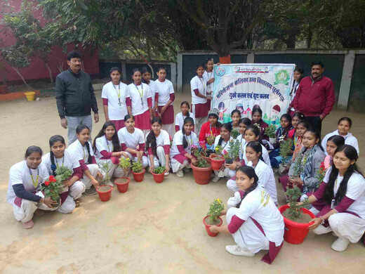 बालिका विद्यालय में इको क्लब की हरित पहल, छात्राओं ने किया पौधारोपण